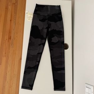Aerie Offline High-Rise 7/8 Legging (Black Camo)